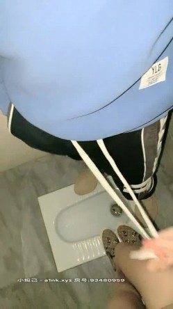 极品户外一姐【你好迷人】戴着跳蛋逛街，大街上路边摊情侣身后潮吹喷水，勾引两小伙公厕双飞 截图13