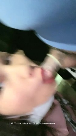 极品户外一姐【你好迷人】戴着跳蛋逛街，大街上路边摊情侣身后潮吹喷水，勾引两小伙公厕双飞 截图14
