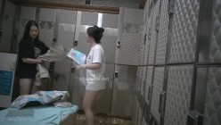国内『温泉会所』贴脸偷拍沐浴更衣泳池戏水 超多美女良家少妇近距离接触 截图15