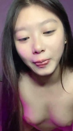 漂亮美眉 跟小男友在家啪啪 多姿势无套输出 不能内射 只能射着屁屁上 截图2