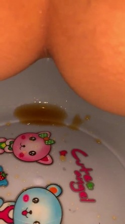 《字母圈顶级大神 ️极限调教阴环骚母狗》震撼全网露脸反差婊体验各种虐阴虐肛，玩法花样多，吃屎喝尿啪啪生殖器各种操作 截图3