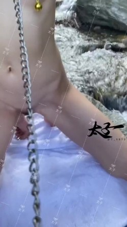 母狗调教训练推特大佬【太子】私拍，各种社死调教反差模特骚女，狗链露出爬行啪啪能玩的都玩了 截图9
