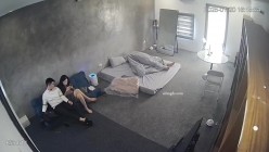 黑客破解家庭网络摄像头偷拍住毛坯房的年轻情侣疯狂做爱有时一天做爱几次 截图13