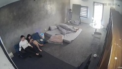 黑客破解家庭网络摄像头偷拍住毛坯房的年轻情侣疯狂做爱有时一天做爱几次 截图14
