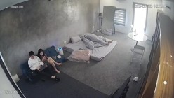 黑客破解家庭网络摄像头偷拍住毛坯房的年轻情侣疯狂做爱有时一天做爱几次 截图15