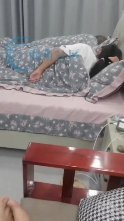 乱伦大神【梦想是母姨双飞】，在小姨闺蜜家小姨给我口 截图1