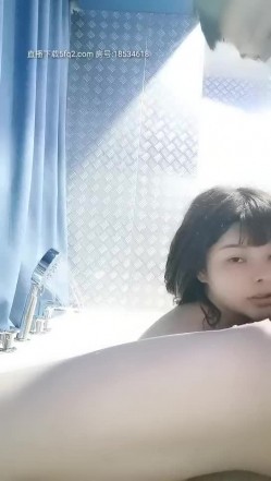 露脸小骚妹模样挺清纯奶子巨无霸一只手揉不过来，喜欢舔弄鸡巴享受小哥的舔逼服务，主动上位呻吟表情很骚 截图5