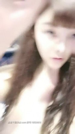 露脸小骚妹模样挺清纯奶子巨无霸一只手揉不过来，喜欢舔弄鸡巴享受小哥的舔逼服务，主动上位呻吟表情很骚 截图10