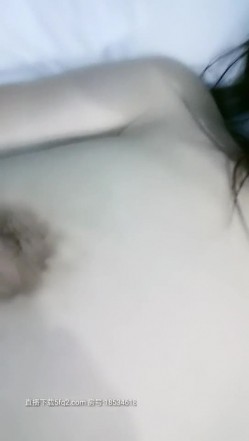 露脸小骚妹模样挺清纯奶子巨无霸一只手揉不过来，喜欢舔弄鸡巴享受小哥的舔逼服务，主动上位呻吟表情很骚 截图11