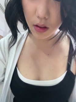 ️极品反差甜妹【lucy2027】表情非常可爱的学生妹趁着没人在教室和厕所自慰 截图1