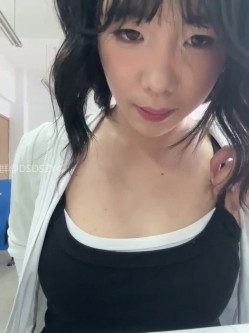 ️极品反差甜妹【lucy2027】表情非常可爱的学生妹趁着没人在教室和厕所自慰 截图2