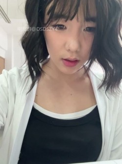 ️极品反差甜妹【lucy2027】表情非常可爱的学生妹趁着没人在教室和厕所自慰 截图3