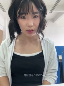 ️极品反差甜妹【lucy2027】表情非常可爱的学生妹趁着没人在教室和厕所自慰 截图4