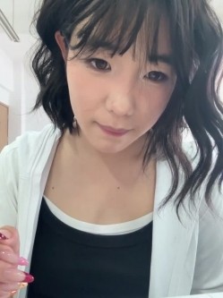 ️极品反差甜妹【lucy2027】表情非常可爱的学生妹趁着没人在教室和厕所自慰 截图6