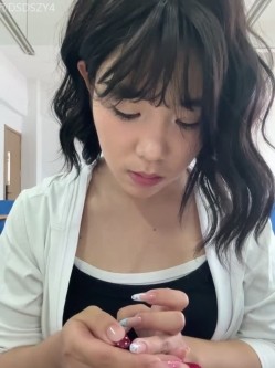 ️极品反差甜妹【lucy2027】表情非常可爱的学生妹趁着没人在教室和厕所自慰 截图12
