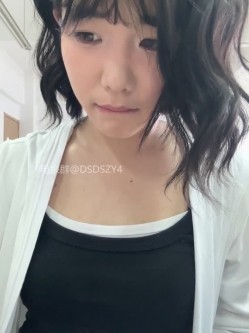 ️极品反差甜妹【lucy2027】表情非常可爱的学生妹趁着没人在教室和厕所自慰 截图14