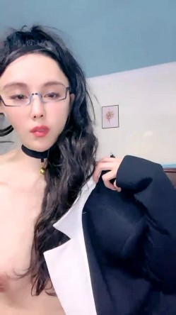 骚逼少妇【一支酸奶】好身材大长腿,裸舞诱惑,天生足交圣体,大尺度掰逼诱惑 截图10