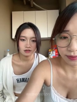 ️清纯主播【202509yoyo】表姐带着表妹下海直播、在线教口活、练习做爱姿势 截图2