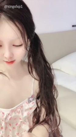【1点萝】 纯天然白虎学妹 粉乳粉穴 道具抽插骚穴浪叫呻吟表情销魂 美到让你鸡巴翘起 无法表达的美 截图2