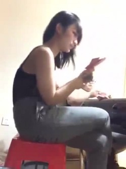 风情大奶美女晚上不回家，扑克室打牌输得只剩蕾丝内衣，害羞哦，旁边的肥佬笑得可开心啦，有点意思！ 截图4
