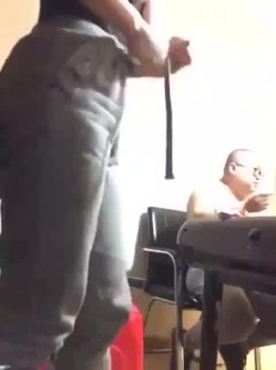 风情大奶美女晚上不回家，扑克室打牌输得只剩蕾丝内衣，害羞哦，旁边的肥佬笑得可开心啦，有点意思！ 截图12
