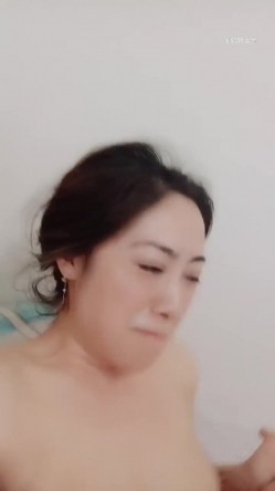 熟女大姐 你是不是不喜欢我怎么软了坏蛋 在家69吃鸡舔逼 上位骑乘 小伙有点紧张 振动棒插骚穴大姐受不了 截图7