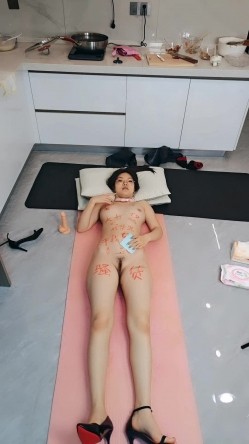 调教母狗的一天，全程露脸乖巧听话，窗前爆草，丝袜高跟淫声荡语，听狼友指挥各种玩弄，肛塞草嘴多体位蹂躏 截图13