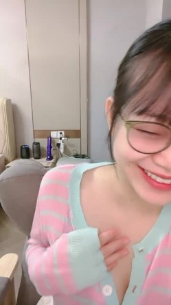 无敌大肥臀美少女！清纯眼镜妹桃子！回归大尺度秀，翘起屁股抖臀，掰开小骚穴特写，水声哗哗好痒 截图1