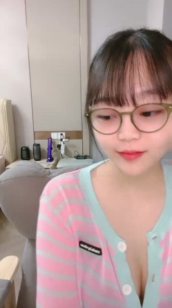 无敌大肥臀美少女！清纯眼镜妹桃子！回归大尺度秀，翘起屁股抖臀，掰开小骚穴特写，水声哗哗好痒 截图2