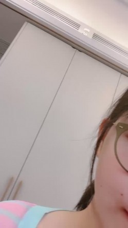 无敌大肥臀美少女！清纯眼镜妹桃子！回归大尺度秀，翘起屁股抖臀，掰开小骚穴特写，水声哗哗好痒 截图3
