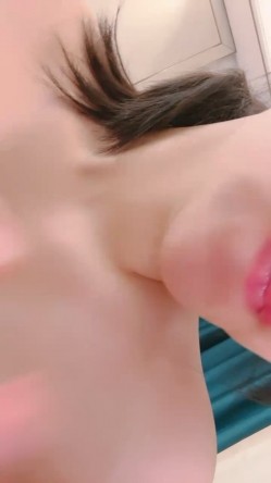 无敌大肥臀美少女！清纯眼镜妹桃子！回归大尺度秀，翘起屁股抖臀，掰开小骚穴特写，水声哗哗好痒 截图13
