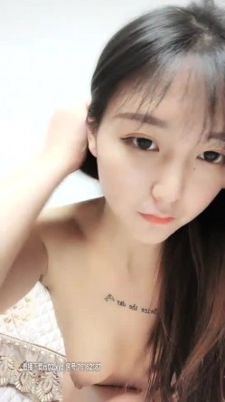 高颜值清纯萌妹子性感丁字裤黑丝诱惑，道具假屌上位骑坐乳夹近距离特写，呻吟娇喘非常诱人 截图7