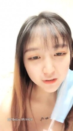 高颜值清纯萌妹子性感丁字裤黑丝诱惑，道具假屌上位骑坐乳夹近距离特写，呻吟娇喘非常诱人 截图8