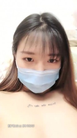 高颜值清纯萌妹子性感丁字裤黑丝诱惑，道具假屌上位骑坐乳夹近距离特写，呻吟娇喘非常诱人 截图9