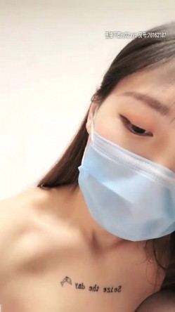 高颜值清纯萌妹子性感丁字裤黑丝诱惑，道具假屌上位骑坐乳夹近距离特写，呻吟娇喘非常诱人 截图11