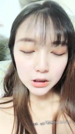 高颜值清纯萌妹子性感丁字裤黑丝诱惑，道具假屌上位骑坐乳夹近距离特写，呻吟娇喘非常诱人 截图15