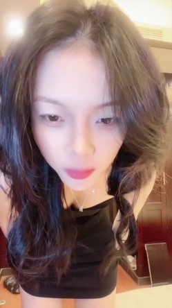 【02年表姐】高颜校花 黑丝大长腿 模特身材 美乳翘臀 道具自慰 无套啪啪 吃鸡骑乘 揉奶 截图1