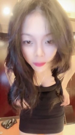【02年表姐】高颜校花 黑丝大长腿 模特身材 美乳翘臀 道具自慰 无套啪啪 吃鸡骑乘 揉奶 截图2