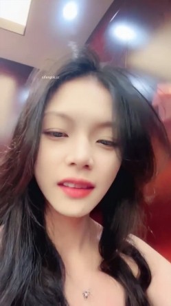 【02年表姐】高颜校花 黑丝大长腿 模特身材 美乳翘臀 道具自慰 无套啪啪 吃鸡骑乘 揉奶 截图8
