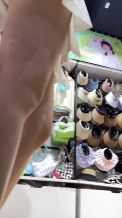 超市跟随偷窥眼镜美眉 白内内大屁屁 人太多 有点小紧张 手不停晃 截图12
