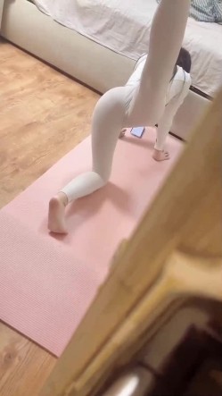 美艳性感的小妈出轨 ️被我发现了今天趁着我爸不在家威胁她和我做爱没想到小妈竟然反客为主勾引我操她 截图4
