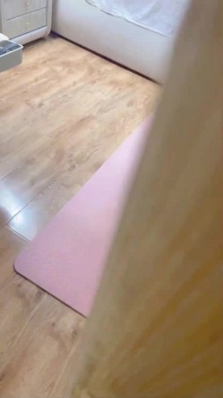 美艳性感的小妈出轨 ️被我发现了今天趁着我爸不在家威胁她和我做爱没想到小妈竟然反客为主勾引我操她 截图7