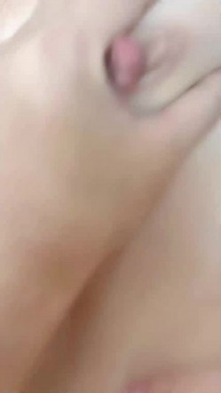 美艳性感的小妈出轨 ️被我发现了今天趁着我爸不在家威胁她和我做爱没想到小妈竟然反客为主勾引我操她 截图15