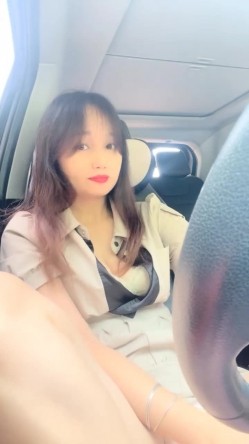 村花的快乐田园生活，【甜甜小少妇】，抖音没做起来，就到乡村小道旁，跳蛋塞穴，紧张刺激又爽到喷水 截图1