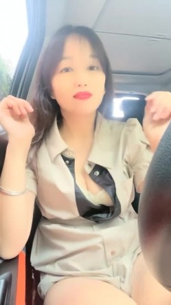 村花的快乐田园生活，【甜甜小少妇】，抖音没做起来，就到乡村小道旁，跳蛋塞穴，紧张刺激又爽到喷水 截图3