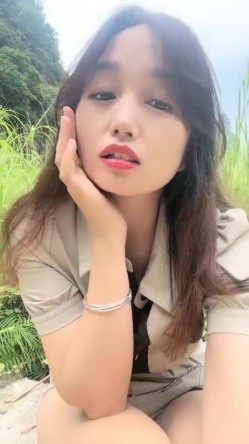 村花的快乐田园生活，【甜甜小少妇】，抖音没做起来，就到乡村小道旁，跳蛋塞穴，紧张刺激又爽到喷水 截图7