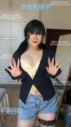 PUA大神【受肉完犊子】VIP福利，操控举牌，超多反差学生小母狗，紫薇裸舞 截图11