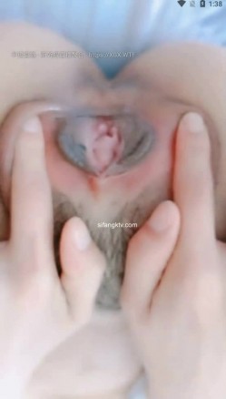 重磅推荐！女神下海！怎么看都好看的清纯女神下海啊！这么漂亮的妹子，被个猥琐大叔给狠狠地插，狂抓枕头，一切都为了钱 截图6