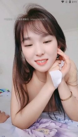 重磅推荐！女神下海！怎么看都好看的清纯女神下海啊！这么漂亮的妹子，被个猥琐大叔给狠狠地插，狂抓枕头，一切都为了钱 截图13