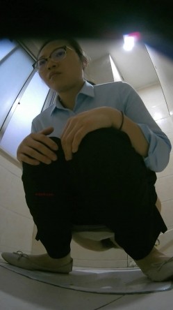 公园女厕暗藏摄像头偷拍 美女少妇的各种美鲍鱼 截图12